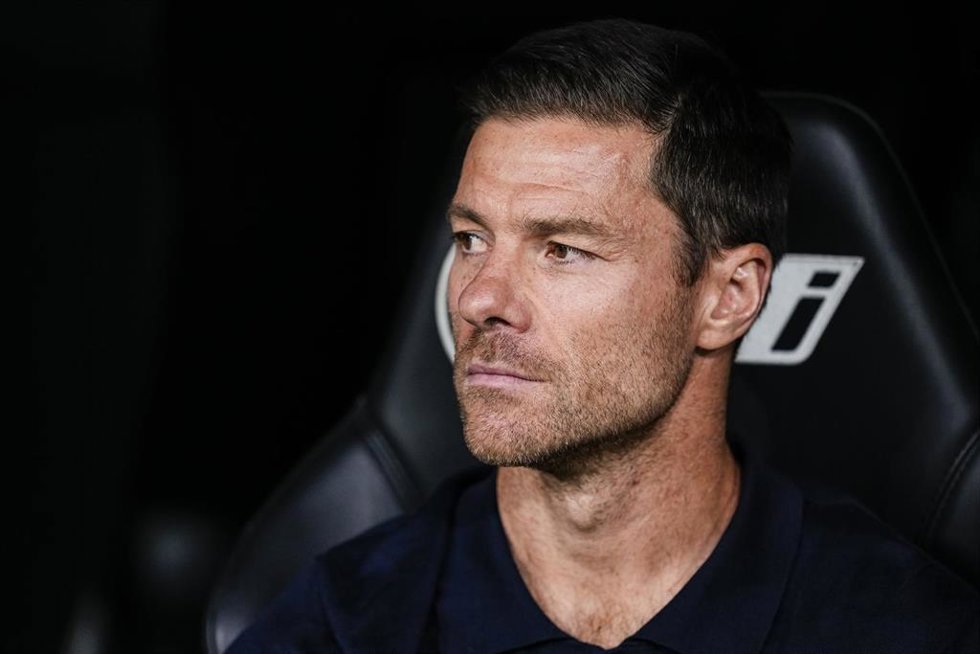 El entrenador del Real Madrid, Xabi Alonso, ante CA Osasuna. 