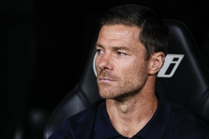 Xabi Alonso, técnico do Real Madrid, observa durante a partida de futebol da Liga Espanhola, LaLiga EA Sports, disputada entre o Real Madrid e o CA Osasuna no estádio Santiago Bernabeu em 19 de agosto de 2025, em Madri, Espanha.
