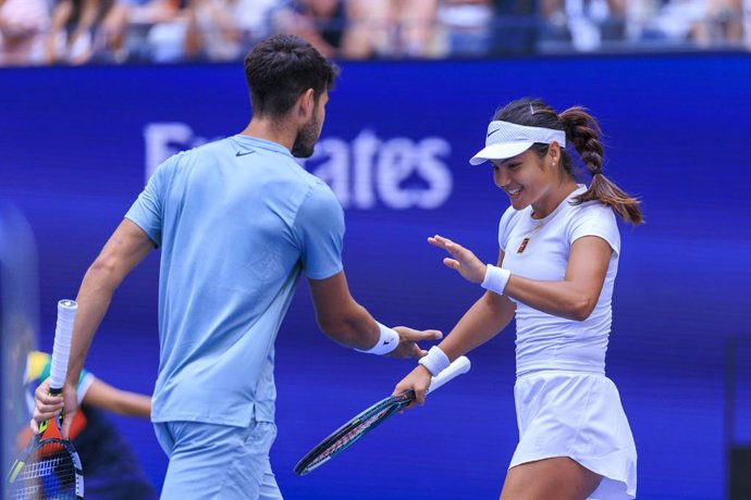 19 August 2025, US, Mason: British tennis player Emma Raducanu (R) and Spanish Carlos Alcaraz celebrate a point during mixed doubles quarterfinal match against US Jessica Pegula and bRITISH Jack Draper at the Cincinnati Open at the Lindner Family Tennis C