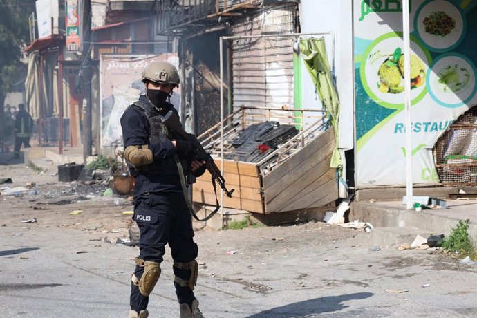 Archivo - JABLEH, March 10, 2025  -- A member of the Syrian security forces patrols on a street in the coastal city of Jableh, Latakia province, northwestern Syria, March 9, 2025. Syrian interim President Ahmed al-Sharaa on Sunday announced the formation 