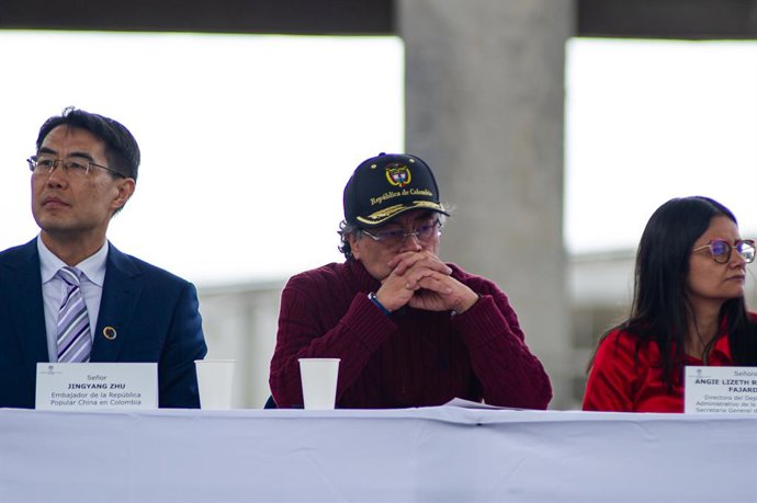 Archivo - Arquivo - 17 de junho de 2025, Facatativa, Cundinamarca, Colômbia: O presidente colombiano Gustavo Petro participa de um evento de lançamento do sistema de trens suburbanos RegioTram, que visa conectar municípios e cidades próximas com o distrit