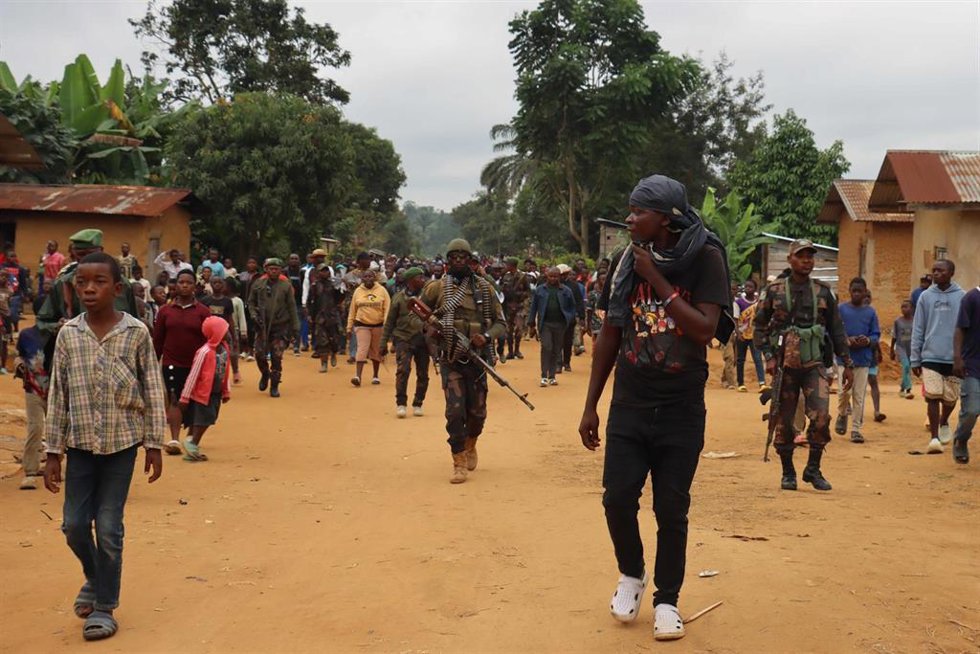 Soldados patrullan la ciudad de Oicha, provincia de Kivu Norte, RDC, donde las ADF han matado a más de 50 civiles