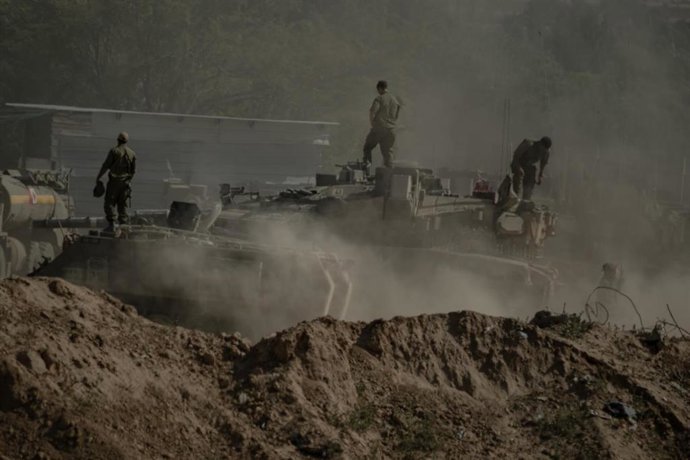 Archivo - Soldados del Ejército israelí en la frontera con la Franja de Gaza