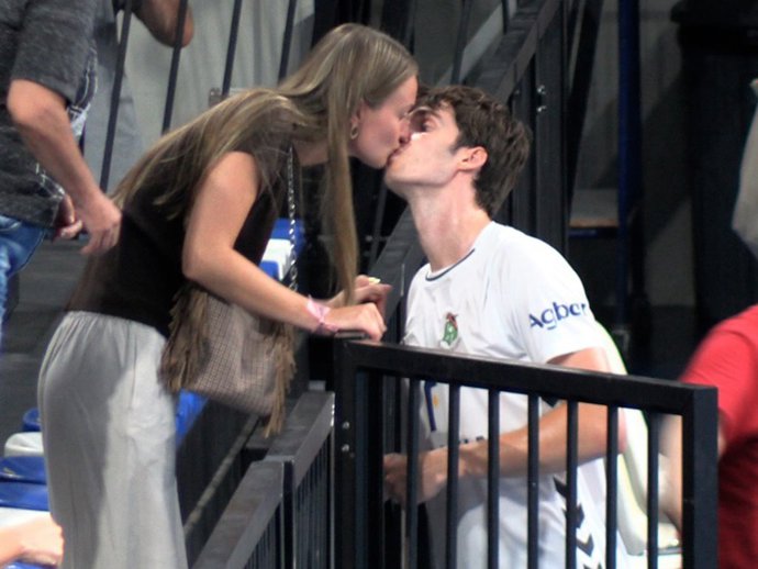 Pablo Urdangarín celebra su victoria en el Trofeo Ciudad de Granollers con su novia, Johanna Zott