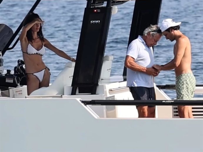 Carlos Sainz Jr y Rebecca Donaldson han disfrutado de una jornada en alta mar con Carlos Sainz
