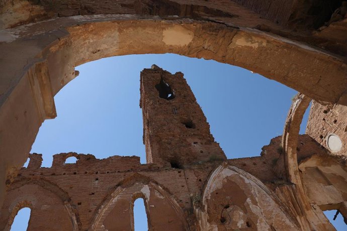 Archivo - Vista del Pueblo Viejo de Belchite durante la excavación de una fosa de la guerra civil, a 4 de julio de 2022, en Belchite, Zaragoza, Aragón.