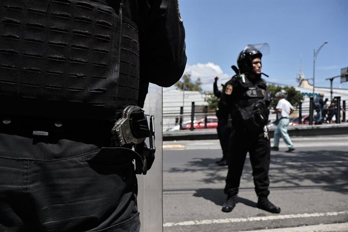 Archivo - Imagen de archivo de un agente de la Policía de México. 