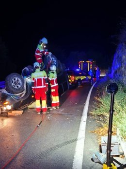 Coche volcado en la CA-185.
