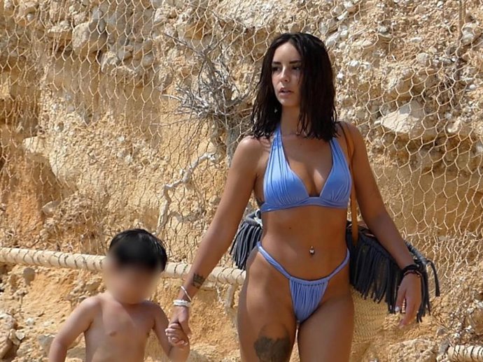 Anita Williams, durante sus vacaciones en Mallorca junto a su hijo Thiago
