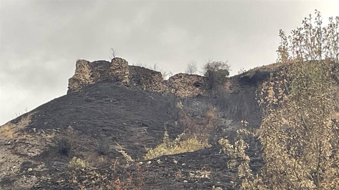 El incendio del pasado domingo en Viguera saca a la luz la antigua muralla y torre-vigía de Peña Candil
