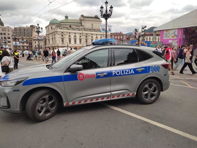Coche oficial de la Policía Municipal a la entrada del recinto festivo