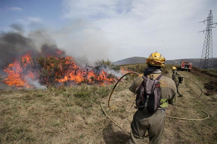 Archivo - Efectivos de la Xunta con base en Becerreá trabajan para extinguir las llamas en un incendio forestal, a 29 de marzo de 2023, en Baleira, Lugo