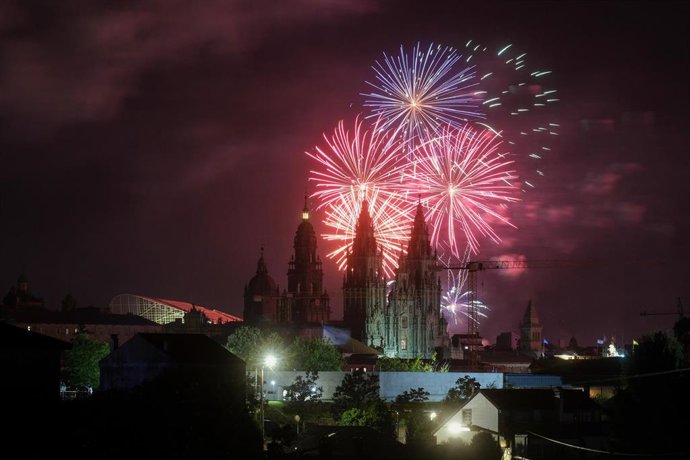 Fuegos artificiales durante el espectáculo ‘Fuegos del Apóstol por el Día de Galicia, en Santiago de Compostela, A Coruña, Galicia (España). Los "Fuegos del Apóstol" en Santiago de Compostela son un espectacular evento pirotécnico que se celebra la noche 