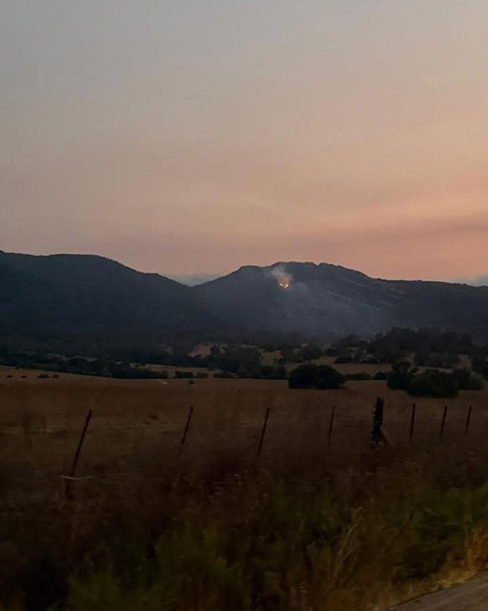 Vista del incendio declarado en un paraje de Los Barrios.