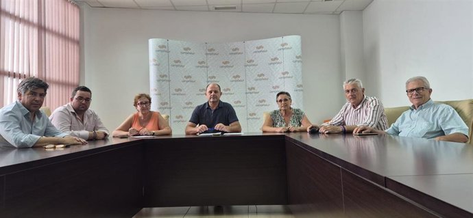 Reunión de los alcaldes de la Campiña Sur para tratar sobre los daños causados en los viñedos por el mildiu.