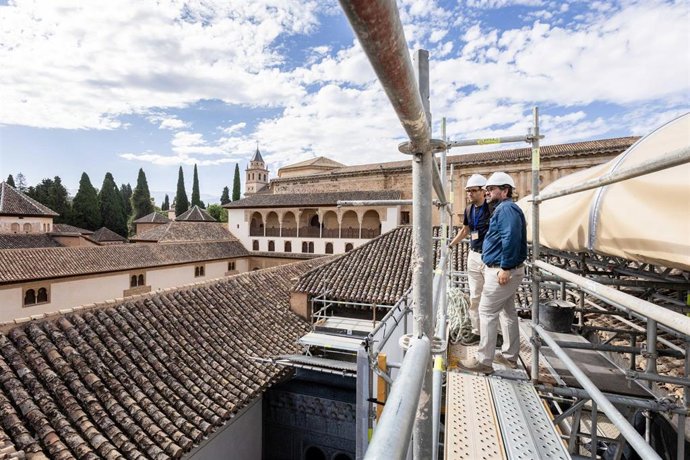 Antonio G. Peral, arquitecto conservador de la Alhambra de Granada, y Diego Garzón, responsable del proyecto, visitan la obra de las cubiertas del Mexuar.