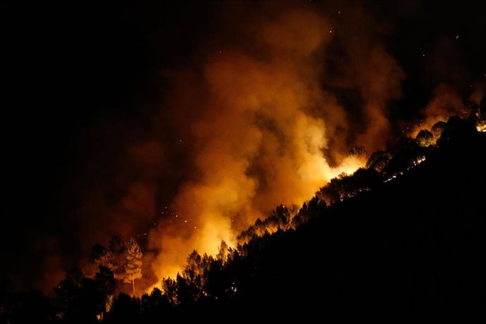 Llamas del fuego de Quiroga, a 20 de agosto de 2025, en Bendollo, Quiroga, Lugo, Galicia (España). 