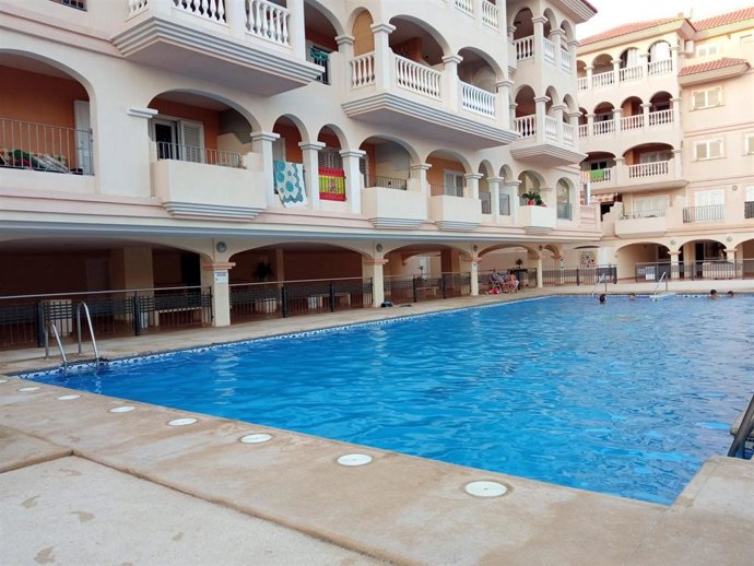 Archivo - Piscina comunitaria en una urbanización de Almería (Andalucía)