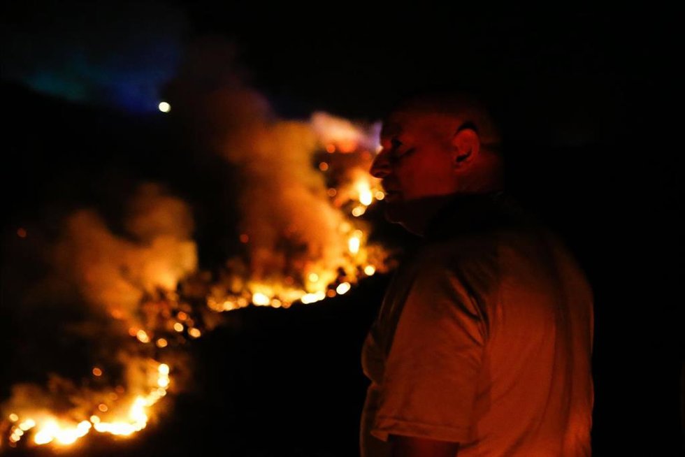 Un hombre en las inmediaciones del fuego de Quiroga, a 20 de agosto de 2025.