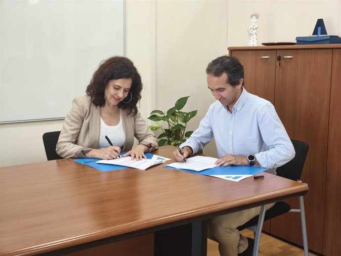 La consellera Familias, Bienestar Social y Atención a la Dependencia, Sandra Fernández, y el presidente del IMAS, Guillermo Sánchez, durante la firma del convenio de colaboración