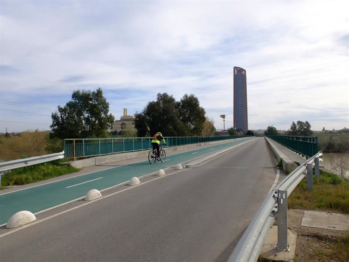 Archivo - Imagen de recurso de un carril BUS-VAO con Torre Sevilla al fondo.