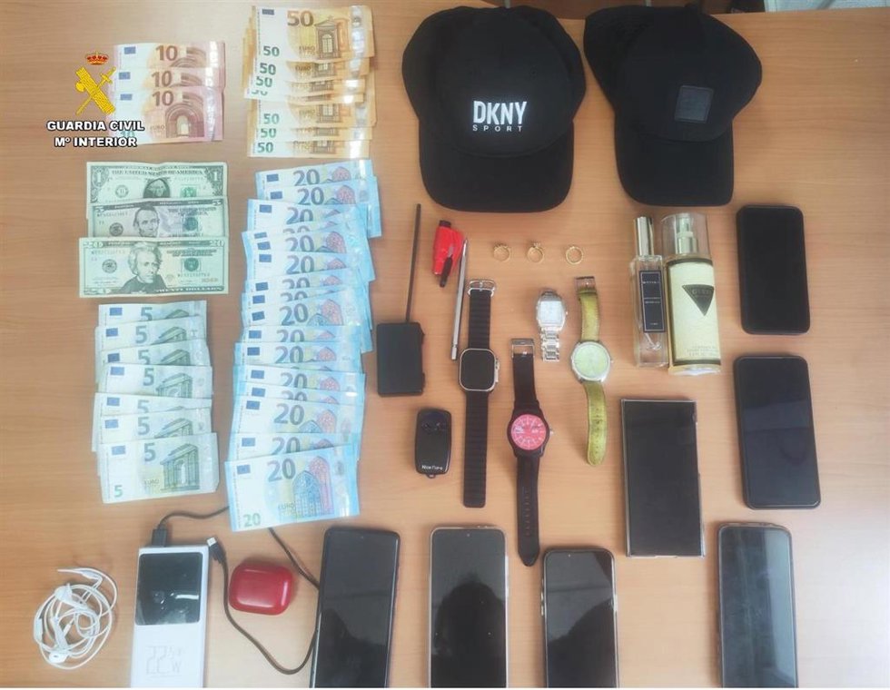 Dinero y objetos incautados al desarticular una red especializada en robo en vehículos en Los Barrios