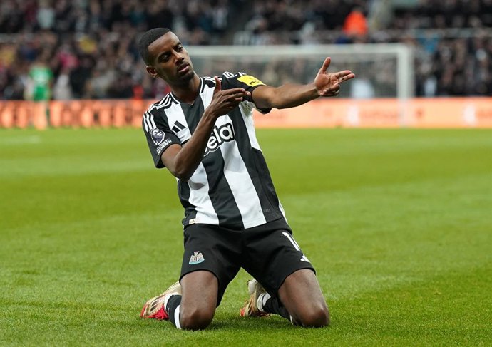 Archivo - 12 de abril de 2025, Reino Unido, Newcastle Upon Tyne: Alexander Isak, do Newcastle United, comemora o quinto gol de sua equipe durante a partida de futebol da Premier League inglesa entre Newcastle United e Crystal Palace no St. Foto: