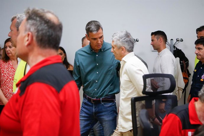O Presidente do Governo, Pedro Sánchez (à esquerda), e o Ministro do Interior, Fernando Grande-Marlaska (à direita), durante sua visita ao Centro de Coordenação Operacional contra incêndios em Ourense, em 17 de agosto de 2025, em Ourense, Galícia (Espanha