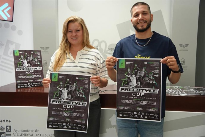 La concejala de Juventud de Villanueva de la serena, Ángela Atanasio, y el organizador de la Freestyle Cup, Alejandro Ferreira