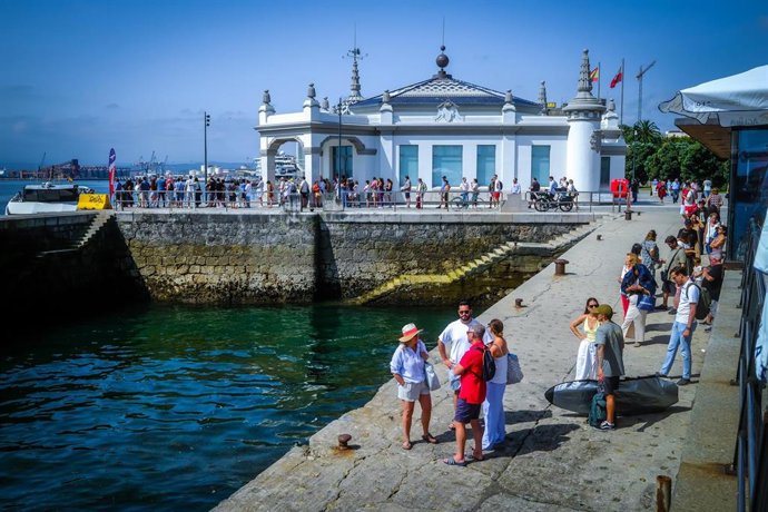 Cola de turistas para coger el barco camino a la playa del Puntal, a 10 de agosto de 2025, en Santander, Cantabria (España).