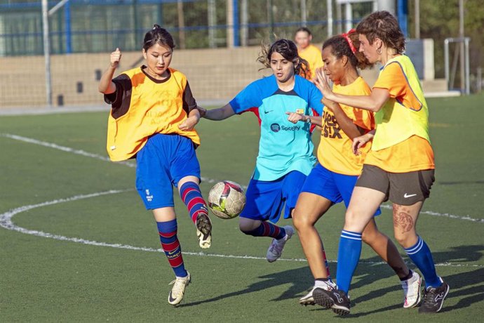 Jugadoras del equipo de mujeres refugiadas de la Asociació Esportiva Ramassà durante un partido en el entrenamiento semanal.