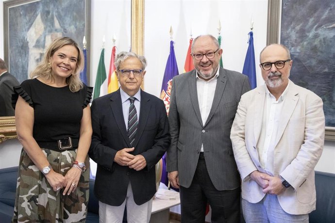 Archivo - Fuentes y Torralbo (centro), tras la firma del acuerdo para proteger los muros de piedra seca de Los Pedroches.