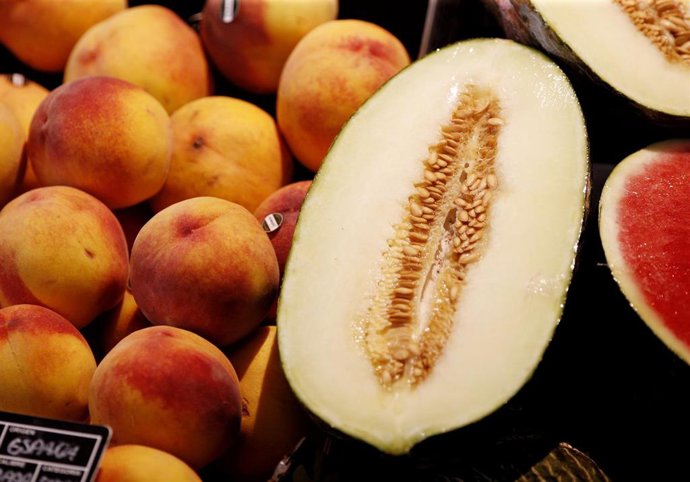 Archivo - Melocotones, sandías y melones en un mercado.