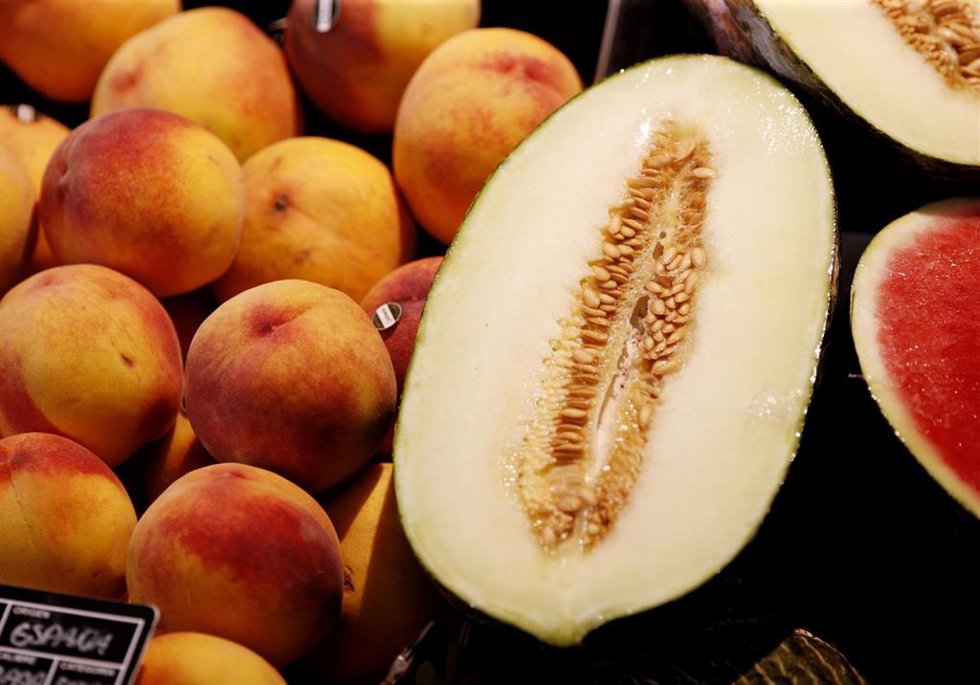 Archivo - Melocotones, sandías y melones en un mercado.