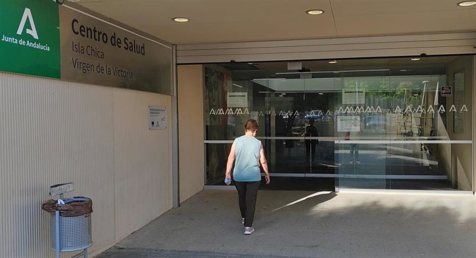Archivo - El centro de salud de Isla Chica de Huelva.