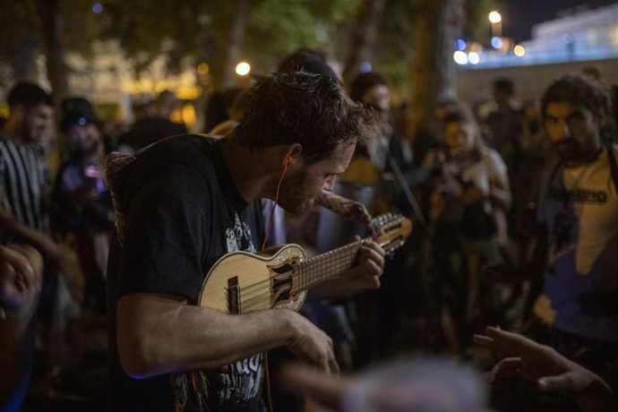 Archivo - Un músico en el parque de la Espanya Industrial, durante la primera noche de las Fiestas de Sants de 2021