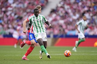 Archivo - Nobel Mendy of Real Betis and Alexander Sorloth of Atletico de Madrid in action during the Spanish League, LaLiga EA Sports, football match played between Atletico de Madrid and Real Betis Balompie at Riyadh Air Metropolitano stadium on May 18, 