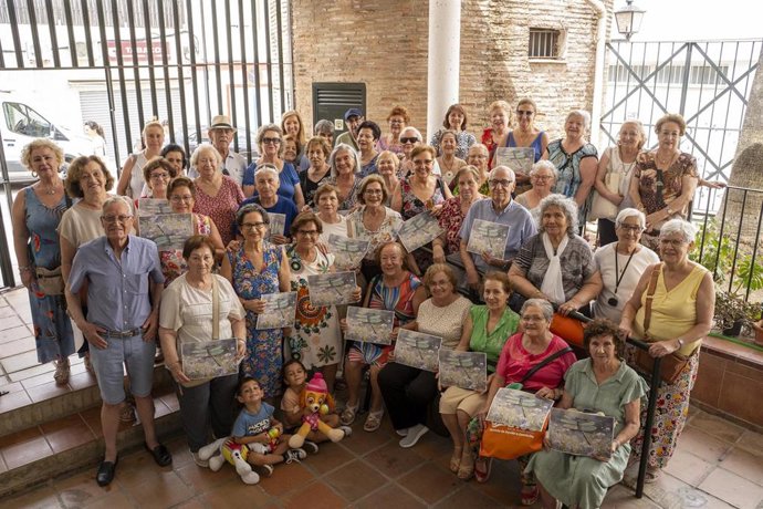 Archivo - Usuarios de uno de los centros de mayores que será renovado en Mairena del Aljarafe (Sevilla).
