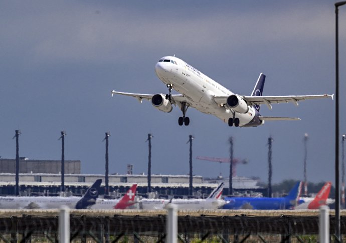 24 July 2025, Brandenburg, Schoenefeld: A Lufthansa Airbus bound for Frankfurt takes off from Willy Brandt Airport Berlin Brandenburg (BER) as the 2025 summer vacation begins in Berlin and Brandenburg. Photo: Soeren Stache/dpa