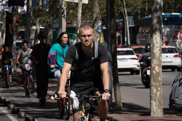 Archivo - Varias personas circulan en bicicleta eléctrica, a 13 de septiembre de 2024, en Barcelona, Cataluña (España)