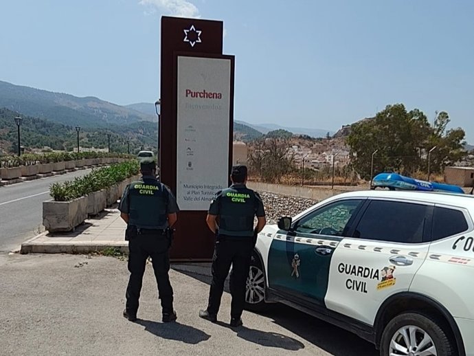 Agentes de la Guardia Civil en Purchena (Almería).
