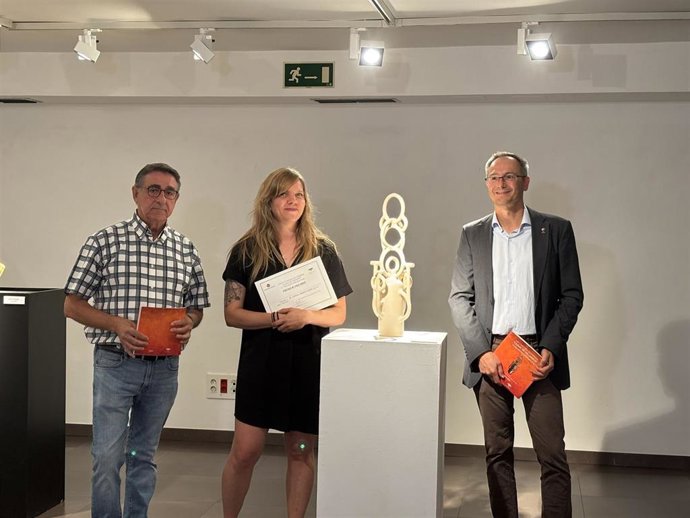 Imagen de la artista ganadora del concurso, Anaia Heras, junto con el concejal de Comercio, Mercados y Consumo, Víctor Martín, y el presidente de Aceva, Juan Carlos Gimeno