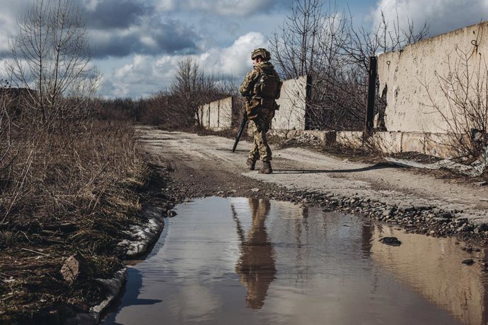 Archivo - Arquivo - Um soldado do exército ucraniano caminha pela linha de frente em 19 de fevereiro de 2022 em Avdiivka, Donetsk Oblast, Ucrânia.
