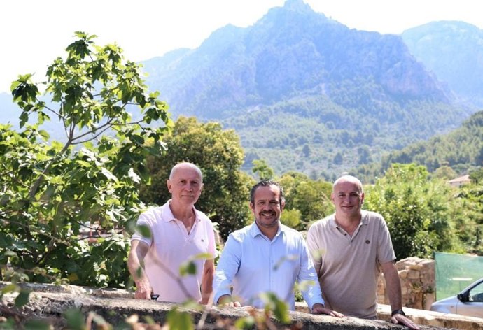 El conseller de Presidencia del Consell de Mallorca, Toni Fuster, y el director insular de Serra de Tramuntanas, Toni Solivellas.