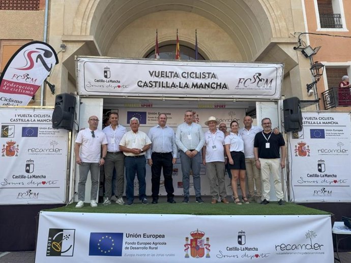 Arranque de la I Vuelta Ciclista a Castilla-La Mancha en Ontur (Albacete).