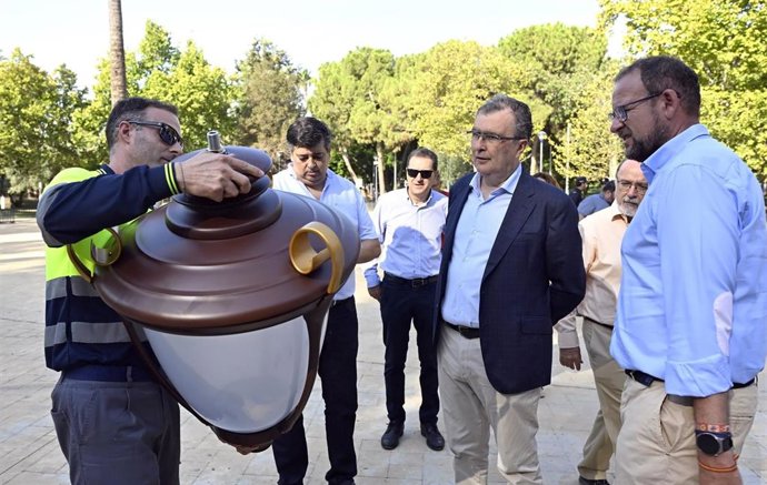 El alcalde de Murcia, José Ballesta, observa las nuevas luminarias que se instalarán en el jardín del Malecón