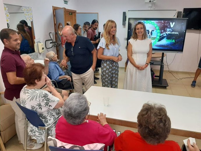 La consejera de Política Social, Familias e Igualdad, Conchita Ruiz, junto a la concejala de Bienestar Social del Ayuntamiento de Murcia, Pilar Torres, durante su visita al centro de día de Beniaján