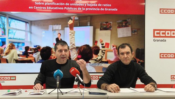 Archivo - El secretario general de CCOO Granada, Daniel Mesa, a la izquierda en la imagen, junto con su responsable de Enseñanza Pública, Camilo Alaminos. (Foto de archivo).