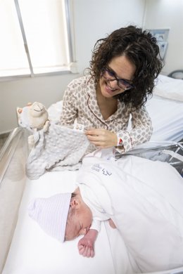 Archivo - Andrea Estévez Fernández posa con su hijo, Mauro Estévez Álvarez, primer bebé nacido en 2025 en Galicia, en el Hospital Provincial de Pontevedra.