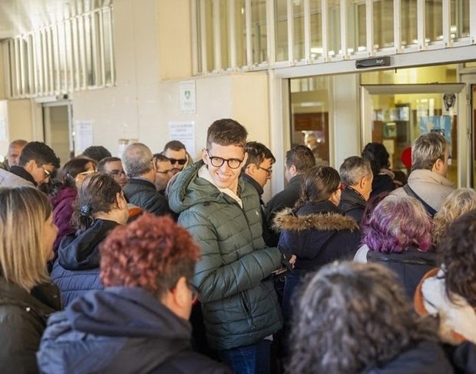 Personas con discapacidad intelectual entrando a un examen de oposiciones